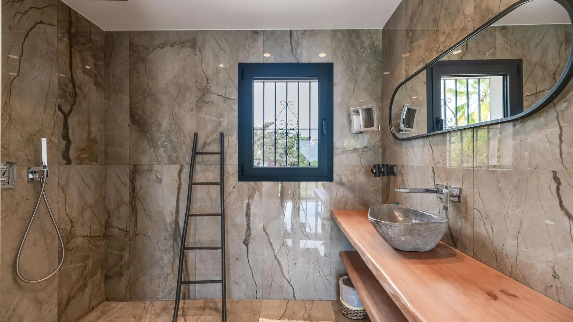 Beachside Villa In Carib Playa Marbella