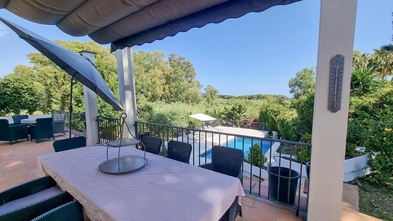 Beachside Villa In Carib Playa 마르베야