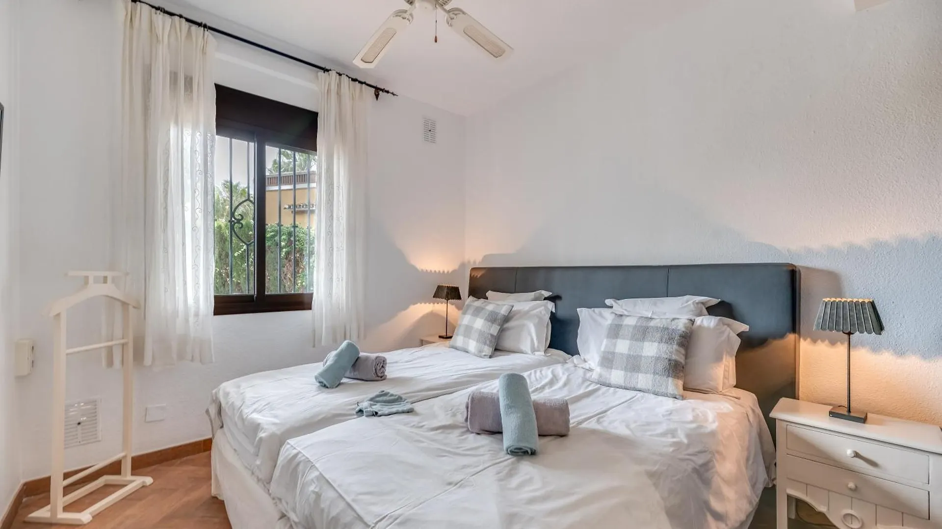 Beachside Villa In Carib Playa 마르베야