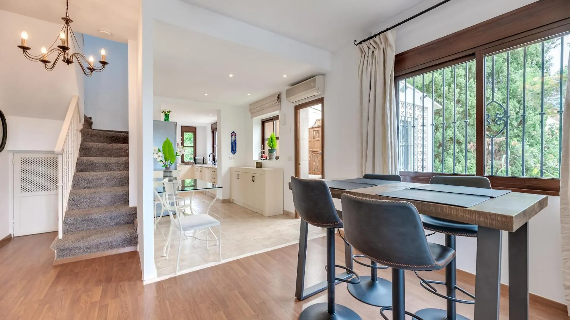 Beachside Villa In Carib Playa 마르베야